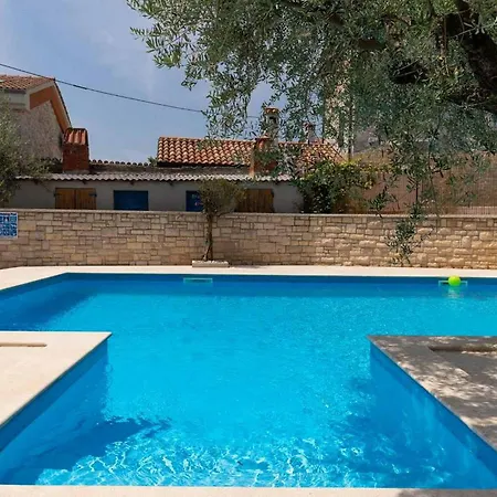 בית נופש Karolina *