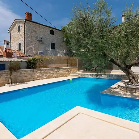 בית נופש Karolina *